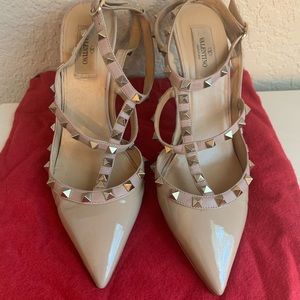 Valentino Rockstud Nude Pump 39